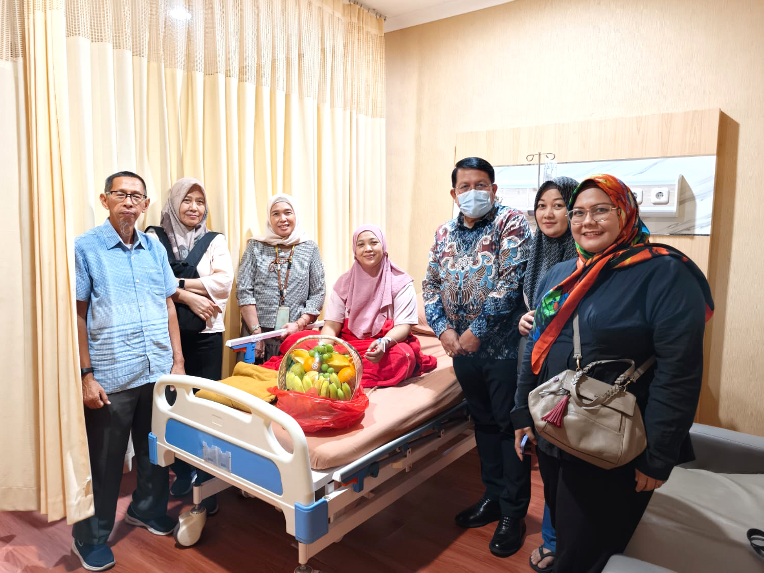 Besuk Mbak Anna, Sekretaris DPK APINDO Kabupaten Bogor yang sedang di Rawat di RS. Islam Aysha.